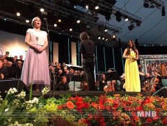 К.Номинжин долоон хэлээр гоцлон дуулжээ