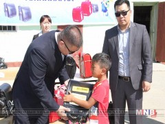 Бага ангийн сурагчид стандартын шаардлага хангасан цүнхтэй боллоо 