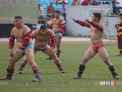 Даншиг наадмын хүчит бөхийн барилдаан болж байна