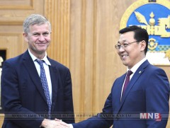 НҮБ-ын Байгаль орчны хөтөлбөрийн гүйцэтгэх захирлыг хүлээн авч уулзлаа