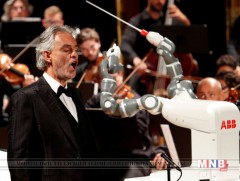 Италийн симпони оркестрийг робот удирджээ