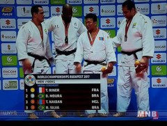 Н.Түвшинбаяр өөрт байгаагүй медалиа зүүлээ