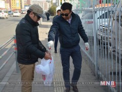 Нийслэлийн мэргэжлийн хяналтын газрын албан хаагчид нийтийн эзэмшлийн талбайг цэвэрлэлээ