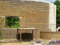 Хуванцар сав ашиглаж, байшин барьжээ