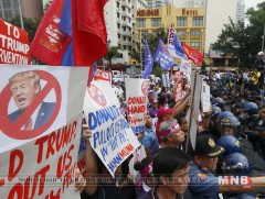 Филиппинчүүд Дональд Трампын айлчлалыг эсэргүүцэн жагслаа 