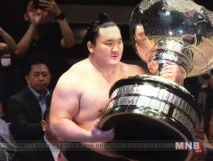 Мэргэжлийн сүмогийн дээд зиндаанд түрүүлсэн бөхөд ямар шагнал олгодог вэ