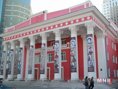 Адууны амьдралаар хүмүүний амьдралыг элэглэсэн Лев Толстойн бүтээл драмын тайзнаа амилна