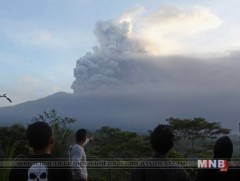 Индонезийн эрх баригчид Бали арал дахь түгшүүрийн байдлыг дээд цэгт нь хүргээд байна