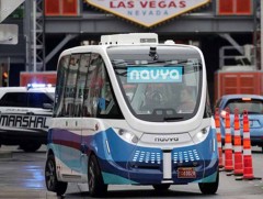 Замын хөдөлгөөнд оролцож явсан “Navya” жолоочгүй автобус осол гаргажээ