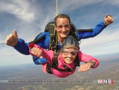 94 настай Элла Компбелл онгоцноос шүхрээр буужээ