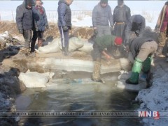 Усны шуудууны нурангид дарагдсан иргэнийг аварчээ