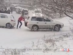 Гудамжны цас мөсөө цэвэрлэж чадаагүй хэмээн эрх баригчдыг прокурорынхон шалгаж байна