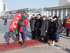 Цэцэг өргөж, хүндэтгэл үзүүллээ