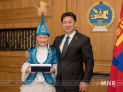 Ерөнхий сайд У.Хүрэлсүх бүргэдчин охин Айшолпаныг хүлээж авч уулзлаа