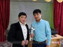 “Ахан дүүс” хамтлагийнханд “Эерэг өөрчлөлт” хэмээх шагналыг гардуулжээ