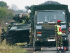Зимбабвед байгаа гадаадын иргэдийг орон гэрээсээ гарахгүй байхыг анхааруулж байна