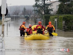 Үерийн гамшиг нүүрлээд байгаа бүс нутгаас хүмүүсийг нүүлгэн шилжүүлж байна