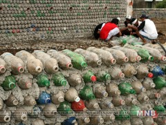 Хуванцар ашиглаж байшин барьжээ 