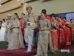 Шри-Ланк улсад 50 хос нэг дор хуримаа хийжээ 