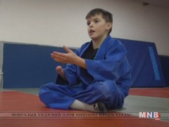 Арван настай хүү Зул сарын баярын бэлгэнд өндөр хүчин чадалтай хиймэл гар авчээ 