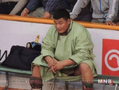 Монгол Улсын гарьд Б.Гончигдамба өвдөг шороодлоо