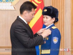 Төрийн одон, медаль гардуулав