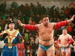 Гурвын даваанд улсын аварга Ч.Санжаадамба аймгийн арслан Б.Мөнх-Эрдэнийг амлажээ