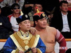 Улсын аварга С.Мөнхбат өвдөг шороодлоо