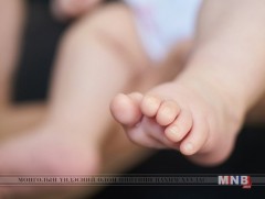 Хөлдөөсөн байсан үр хөврөлөөс эрүүл саруул охин төржээ