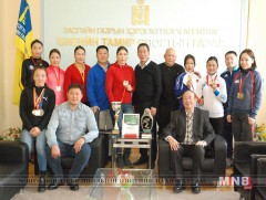 Эмэгтэй бөхчүүд аяны богцоо задаллаа