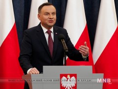 Польшийн ерөнхийлөгч шүүхийн системд өөрчлөлт хий тухай хоёр хуульд гарын үсэг зурлаа