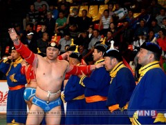 Улсын гарьд Ж.Бат-Эрдэнэ улсын начин Б.Баатарцолд өвдөг шороодлоо