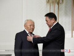 Үндсэн хууль батлалцсан зарим хүнд төрийн дээд цол, одон гардуулав