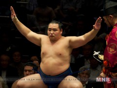 Какүрюү М.Ананд башёг тэргүүлсээр байна