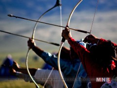 Алтайн нутгийн иргэд сур харвааны спортод шимтэн суралцаж байна