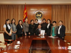 Монгол Улсын Ерөнхийлөгч Х.Баттулгад “Цахим халдлагаас хүүхдээ хамгаалъя” аяны удирдамж гардууллаа 