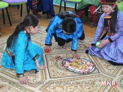Өв соёлоосоо суралцаж байна