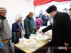 УИХ-ын дарга М.Энхболд сүү, цагаан идээ борлуулж байгаа малчидтай уулзаж, худалдаа хийлээ