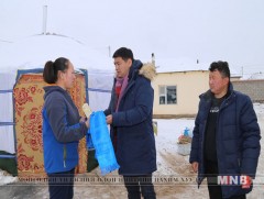 Иргэн Д-гийн ар гэрийнхэнд гэр бэлэглэжээ