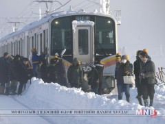 Японд 430 зорчигчтой галт тэрэг цасанд боогджээ 