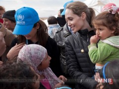 Анжелина Жоли өөрийн охидын хамтаар Иордан дахь дүрвэгсдийн хуаранд зочилжээ