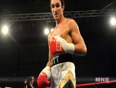 Британийн боксчин ялалт байгуулсан ч амьсгал хураажээ