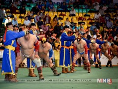 Сар шинийн барилдааны сонин хачин