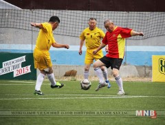 Ахмад хөлбөмбөгчдөд хүндэтгэл үзүүллээ 