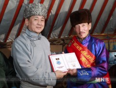 Ерөнхий сайд Улсын аварга малчдад шагналыг нь гардууллаа