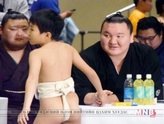 Хакүхогийн хүү Мөнхжаргал анхны ялалтаа авчээ 