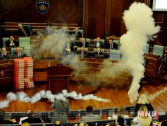 Косовогийн парламентын чуулганы үеэр нулимс асгаруулагч хий цацжээ