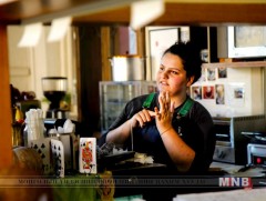 Сиднейн зоогийн газрын ажилтнууд дохионы хэл сурцгааж байна