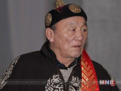 Тэнгэр хангай хүртэл аугаа их аваргаа сүүлчийн замд нь үдэхдээ гашуудан “уйлж” буй бизээ 