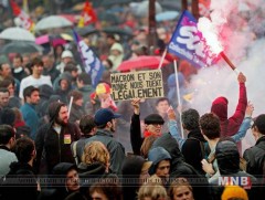 Ерөнхийлөгч Макроны бодлогыг эсэргүүцэгчдийн жагсаал боллоо